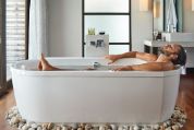 Mann in Badewanne Mann in Badewanne